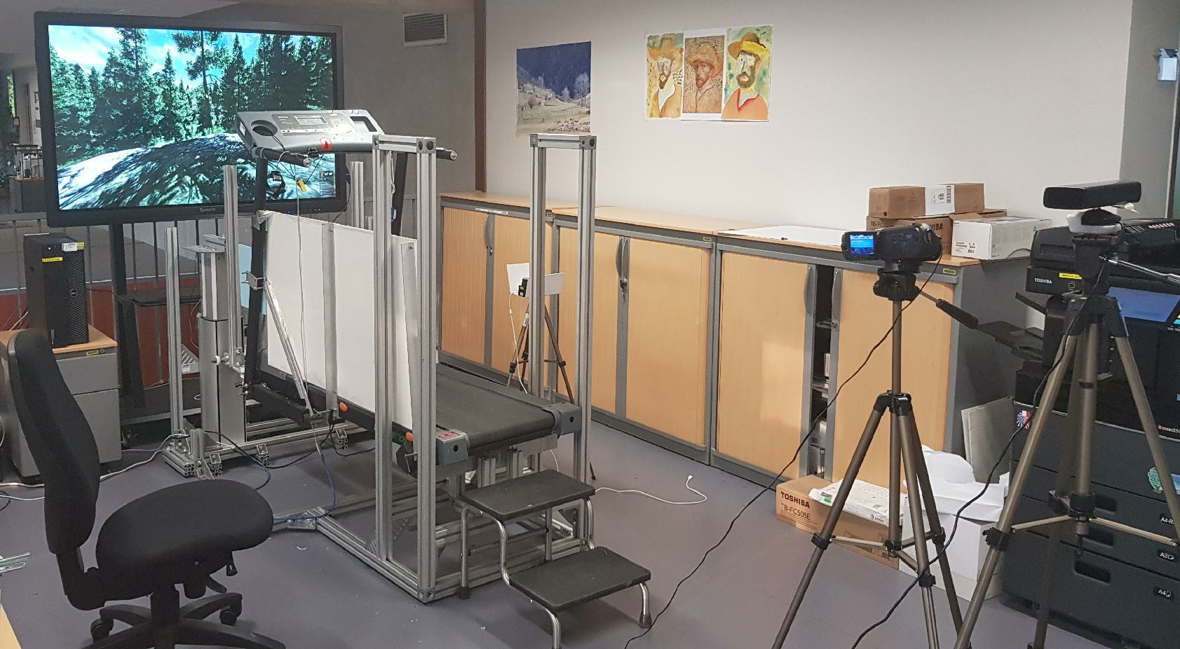 The photo shows the overall set of the rehabilitation station with a treadmill and a virtual reality screen