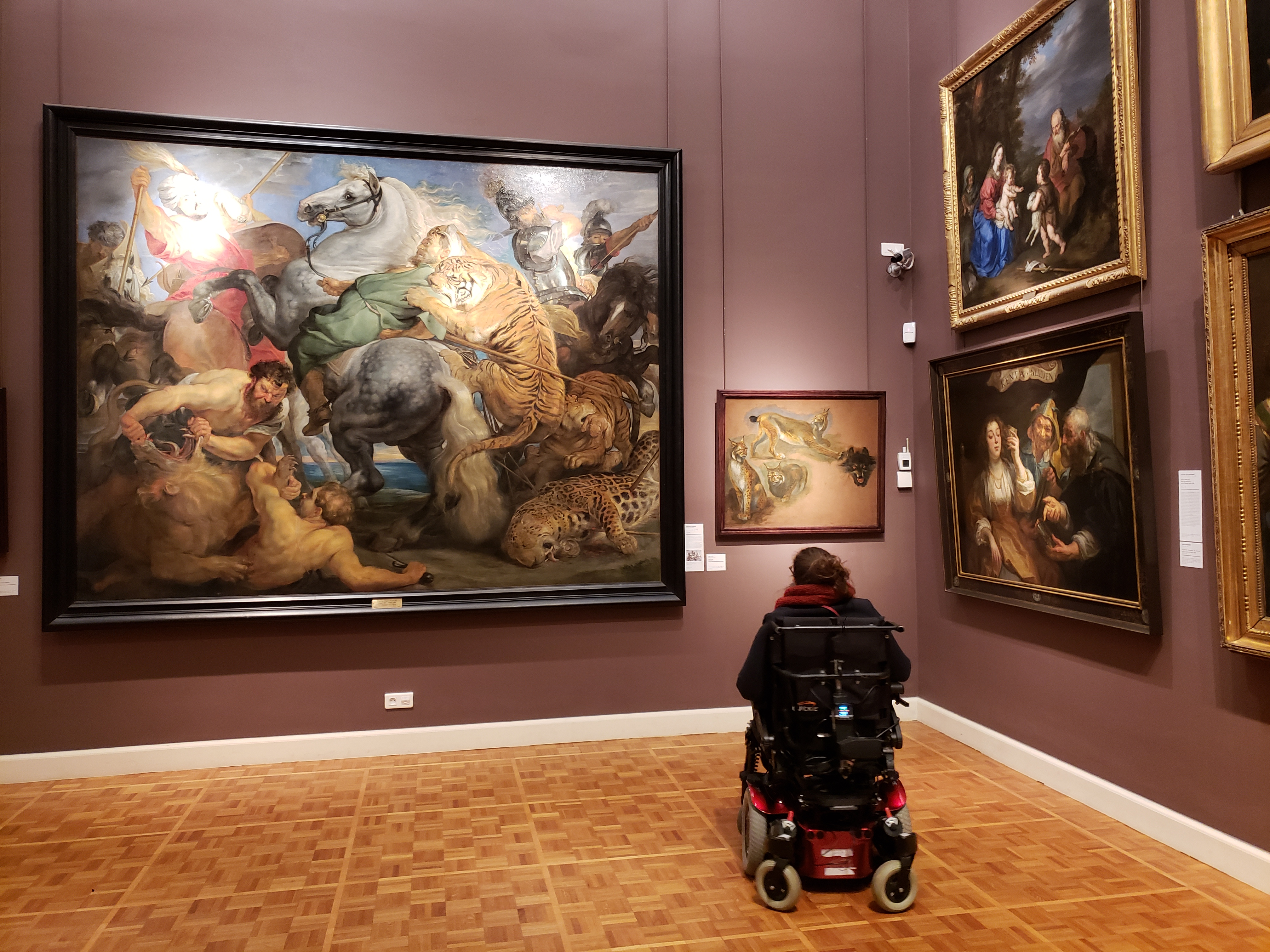 A participant drives our smart power wheelchair in musée des Beaux Arts in Rennes.